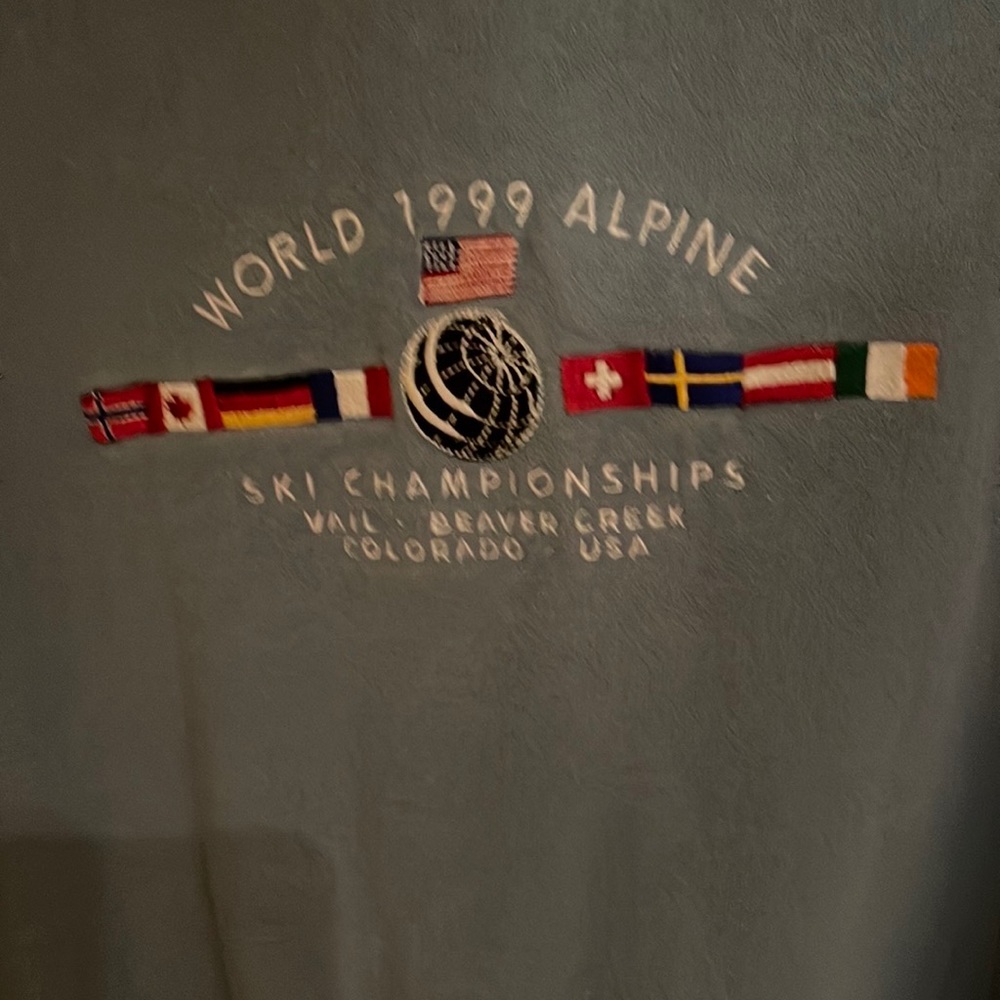 Vintage sweatshirt for ski buffs! Size large unisex